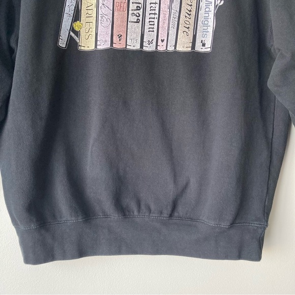 Taylor Swift Black Sweatshirt with Book and Flower Design XL CottonPoly Blend - Picture 3 of 9